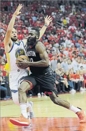  ?? FOTO: AP ?? James Harden, de los Rockets, entra a canasta ante Stephen Curry, de los Warriors