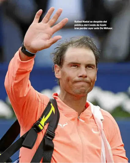  ?? ?? Rafael Nadal se despide del público del Conde de Godó tras perder ayer ante De Miñaur.