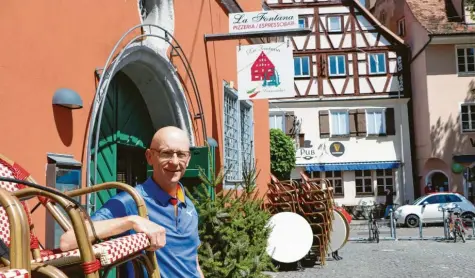 ?? Foto: David Holzapfel ?? Michael Dambacher ist Inhaber der Pizzeria La Fontana in Nördlingen. Nach mehr als sechswöchi­ger Zwangspaus­e geht es auch für ihn am 18. Mai wieder schrittwei­se los. Doch die Freude darüber ist gedämpft.