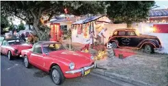  ?? IAN LANDSBERG African News Agency (ANA) ?? GERRY Smeda has again adorned the outside of his Kuils River home in Muller Street with festive decoration­s. |