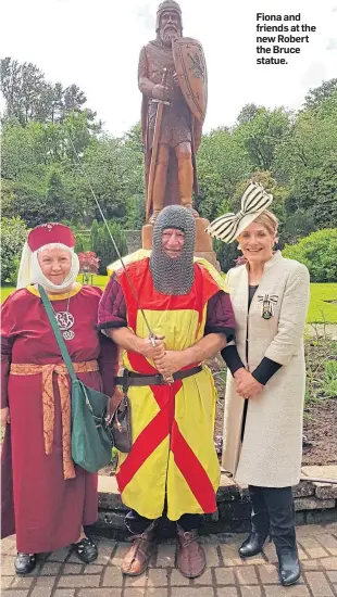  ??  ?? Fiona and friends at the new Robert the Bruce statue.