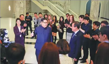  ?? KOREAN CENTRAL NEWS AGENCY VIA REUTERS ?? DPRK top leader Kim Jong-un and his wife Ri Sol-ju (left) meet ROK’s K-pop singers after a concert under the title “Spring is Coming” at the East Pyongyang Grand Theater in Pyongyang on Sunday.