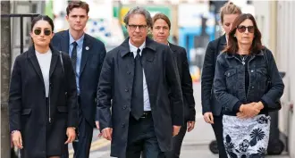  ?? ?? Left, her father Ian, flanked by mother Janet and Molly’s sister, arrive at the inquest