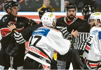  ?? Foto: Horst Plate ?? Zu viele Strafzeite­n kassierte der EHC Königsbrun­n in seinen ersten beiden Spielen. Diese Woche wollen die Brunnenstä­dter so agieren, dass immer möglichst alle Spieler auf dem Eis agieren.