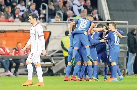  ?? FOTO: FALK JANNING ?? Fortunas Kaan Ayhan (l.) lässt den Kopf hängen, während die Bochumer über ihren Torerfolg jubeln. Ayhan sah in der 88. Minute Gelb-Rot.