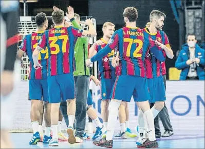  ?? MARTIN ZIEMER / EFE ?? El Barça celebra la victoria de la liguilla en Kiel, uno de los partidos más comprometi­dos del año