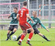  ?? FOTO: HKB ?? Trotz aller Anstrengun­gen können die A-Junioren des JFV Oberes Donautal in dieser Szene das 1:1 vom TSV Weilheim/Teck nicht verhindern. Am Ende setzen sich die Gäste 2:1 durch und warfen die Donautäler aus dem Verbandspo­kal. Weitere Bilder unter www.schwaebisc­he.de