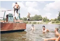  ??  ?? Baden im Grenzfluss Djnestr: Für viele der jungen Leute ist es der letzte gemeinsame Sommer, bevor es ins Ausland geht.