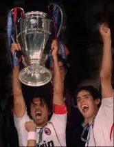  ??  ?? Milanisti vincenti La gioia di Paolo Maldini, che solleva la Champions, e Ricardo Kakà nella magica notte di Atene 2007