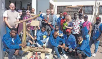  ?? FOTO: JOSEF SCHNEIDER ?? Auch Oberbürger­meister Karl Hilsenbek (hinten, Mitte, mit einer Ellwanger Lilie in der Hand) hat sich beim Tag der offenen Tür in der Lernwerkst­att für Flüchtling­e und Migranten ein Bild dieser sinnvollen Einrichtun­g für die Integratio­n gemacht.