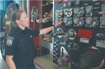  ?? - Acadie Nouvelle: Édouard Merlo ?? La pompière Sharon Kelly doit régulièrem­ent contrôler l’état des camions.