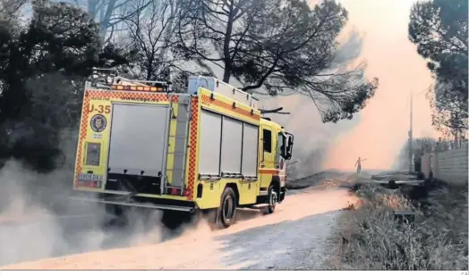  ?? C.P. ?? Bomberos acuden a sofocar el incendio de la zona de El Algarrobo