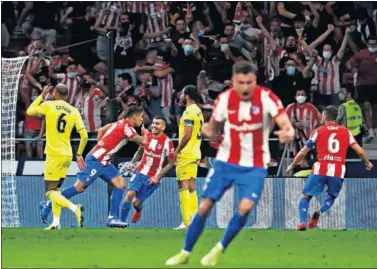  ??  ?? La afición y los jugadores del Atlético celebran el 1-1 de Suárez ante el Villarreal.