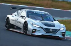  ??  ?? El Leaf Nismo RC es un prototipo de auto de turismo eléctrico. Tiene dos motores y tracción total. Se fabricarán sólo seis, para exhibicion­es.