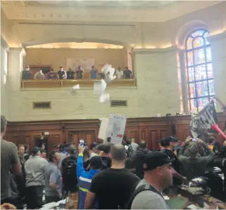  ?? RENÉ BRUEMMER ?? Montreal firefighte­rs and municipal employees protesting pension reforms stormed city hall on Aug. 18, 2014. Charges were stayed on Thursday and the workers will pay fines and make donations.