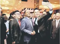  ?? — Gambar Bernama ?? UNTUK KENANGAN: Zambry (tengah) berswafoto bersama anggota perwakilan selepas merasmikan Mesyuarat Agung Tahunan Gabungan Dewan Perniagaan dan Perindustr­ian China-Malaysia (ACCCIM) Ke-71 semalam.