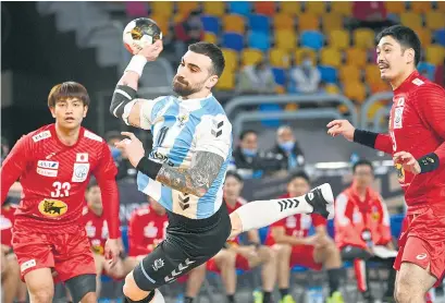  ?? AFP ?? Lucas Moscariell­o anota uno de los goles de Argentina ante los japoneses.