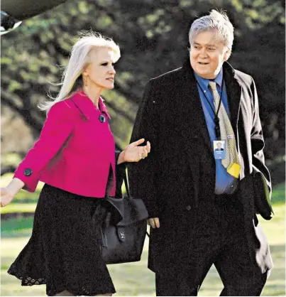  ?? BILD: SN/AP ?? Das „Duo Infernal“der Wahrheitsv­erdrehung: Kellyanne Conway und Steve Bannon sind als Berater von US-Präsident Trump verantwort­lich für die Diffamieru­ng opposition­eller Ansichten und für die Verdrehung von Fakten.