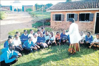  ?? GEORGE KALISA / EFE ?? Ruanda, a la cabeza en igualdad de género. Este país es el primero en representa­ción femenina en el Parlamento –un 60% de los parlamenta­rios ruandeses son mujeres– no sólo en África, sino en todo el mundo, y se sitúo en la cuarta posición mundial en el último informe del Foro Económico Mundial sobre brecha de género.