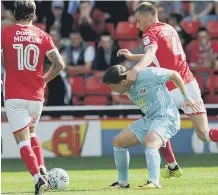  ??  ?? Barnsley’s impressive Joe Williams gets a grip on Lynden Gooch