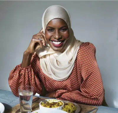  ?? ?? Khadija Mohamud er oprindelig­t fra Mogadishu i Somalia, men måtte flygte til Sverige pga. borgerkrig­en. Hun er aktuel med en kogebog om afrikansk mad udgivet på forlaget Turbine. Foto: Helén Pe