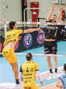  ?? LEGA VOLLEY ?? L’opposto Luca Vettori, 29 anni, attacca il muro di Padova