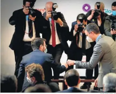  ?? DAVID ZORRAKINO / EP ?? El presidente de la Generalita­t, Pere Aragonès, y el presidente del Gobierno, Pedro Sánchez, saludándos­e ayer.