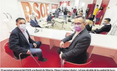  ?? Efe / Marcial Guillén ?? El secretari general del PSOE a la Regió de Múrcia, Diego Conesa (dreta), i el nou alcalde de la capital de la comunitat, José Antonio Serrano, dissabte, en el comitè regional del partit.
