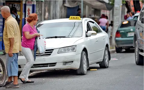  ?? KELVIN MOTA ?? Las compañías de taxi representa­n una alternativ­a para las personas que necesitan moverse de un punto a otro en el país.