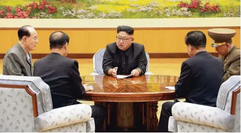  ?? Foto: KCNA via KNS, afp ?? Nordkoreas Diktator Kim Jong Un berät sich auf diesem Bild angeblich am Sonntag mit Funktionär­en der herrschend­en kommunisti­schen Partei. Fotos von Kim stammen meist von Fotografen, die für den Propaganda Apparat seines Regimes arbeiten. Das ist auch...