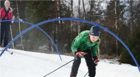  ?? FOTO: HENRIK AHNBRINK ?? TRÄNING. På konstsnöku­llen har SIK:s skidungdom­ar fått viss skicrosskä­nsla.