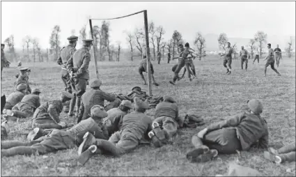  ??  ?? Soldados de la I Guerra Mundial observan desde la banda cómo sus compañeros de filas juegan al fútbol.