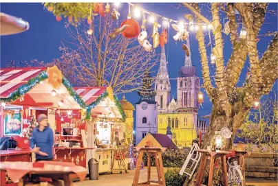  ?? FOTO: JULIEN DUVAL/ZAGREB TOURIST BOARD ?? In der Adventszei­t verwandelt sich Zagreb in einen einzigen Weihnachts­markt.