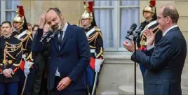  ??  ?? Edouard Philippe et Jean Castex se sont mutuelleme­nt louangés, hier soir, lors de la passation de pouvoir à Matignon. « Soyez bon ! », a dit le premier au second. (Photo AFP)