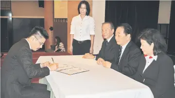  ??  ?? Wong signs his instrument of office before (from second left) Tiong, Soon Koh and Lau.