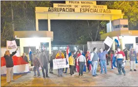  ??  ?? La Comisión Escrache Paraguay anoche se manifestó y pidió que OGD vaya a Tacumbú.