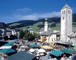  ??  ?? Vacanza non goduta Una splendida veduta di san Candido