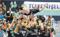  ?? FOTO: DPA ?? Die Handball-Nationalsp­ielerinnen verabschie­deten ihre Kapitänin Anna Loerper mit ein paar Würfen in die Luft.