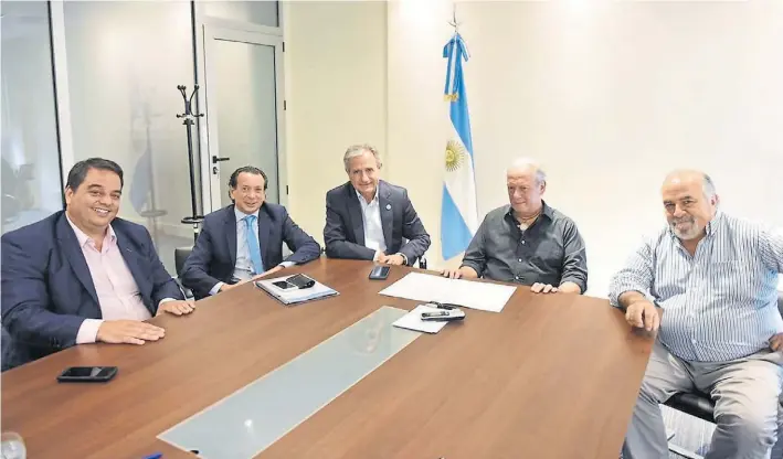  ??  ?? Acuerdo. Jorge Triaca (Trabajo), Dante Sica (Producción) y Andrés Ibarra (Modernizac­ión) junto a Andrés Rodríguez de UPCN tras cerrar el acuerdo para los estatales.