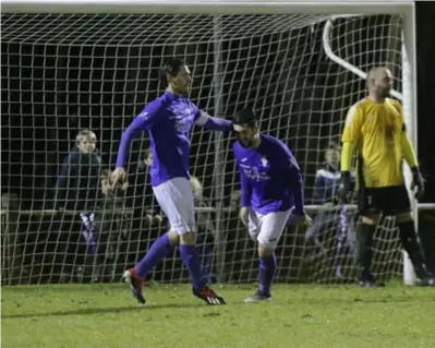  ?? FOTO KOEN FASSEUR ?? Zandhoven viert de 2-0 van René Romand.