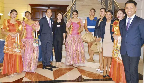  ??  ?? The Plantation Bay team with GM Efren Belarmino and director of sales Jid Velaso (third and fourth from left).