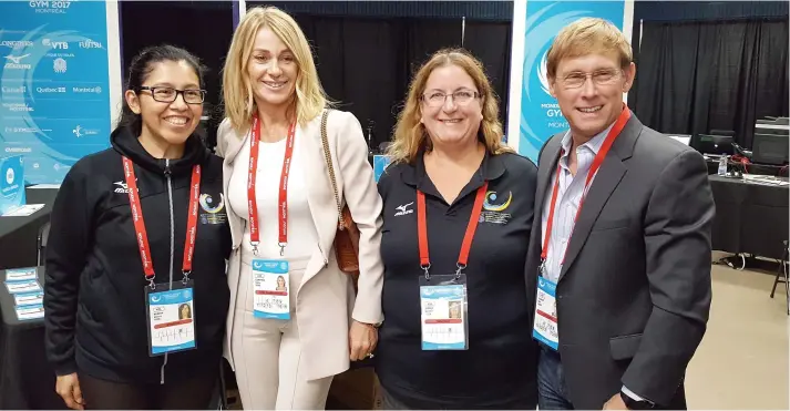  ?? PHOTO PIERRE DUROCHER ?? Partout où elle va au Stade olympique, Nadia Comaneci se fait arrêter par les gens qui désirent obtenir une photo souvenir de cette grande championne qu’elle a été. Nadia et son mari, l’ancien gymnaste américain Bart Conner, posent ici en compagnie de...