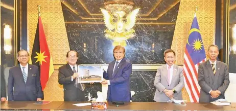  ??  ?? Abang Johari (centre) and Uggah (second left) showing an artist’s impression of the Unifor complex during the courtesy call. Also seen are Penguang (right), Dr Sim (second right) and Jaul.