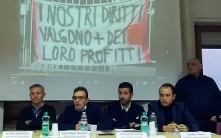  ??  ?? AL tavoloUna delegazion­e dei lavoratori della ex Om durante la conferenza stampa di ieri