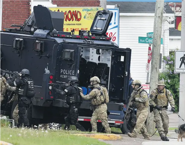  ?? ANDREW VAUGHAN / THE CANADIAN PRESS FILES ?? Emergency response officers enter a residence in Moncton on June 5, 2014, after a shooting was reported.