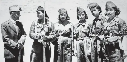  ?? Foto: akg/Pictures From History ?? Während des Spanischen Bürgerkrie­ges waren bei den Mujeres Libres 20 000 Frauen organisier­t. Anfangs stellten sie auch bewaffnete Truppen.