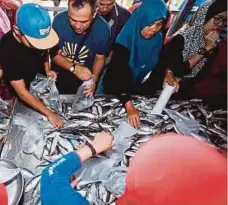  ??  ?? PELBAGAI jenis ikan dijual pada harga RM5 sekilogram.