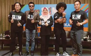  ?? Norashikin Ismail ?? NORASHIKIN (tengah) bersama Firman (kiri), Faizal Tahir (dua dari kiri), Atu Zero (dua dari kanan) dan Jimmy Palikat pada sidang media SL1M. Selain tawaran peluang pekerjaan syarikat gergasi dan tempatan, program ini juga menampilka­n selebriti tempatan...