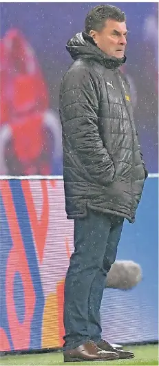  ?? FOTO: REUTERS ?? Borussias Trainer Dieter Hecking hat den roten Bullen im Nacken: Durch den 2:0-Sieg ist Leipzig auf einen Punkt herangerüc­kt.