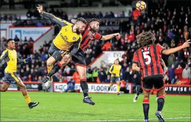  ??  ?? Olivier Giroud van Arsenal (l) kopt de bal, terwijl Steve Cook van Bournemout­h dat probeert te voorkomen. (Foto: ESPN)